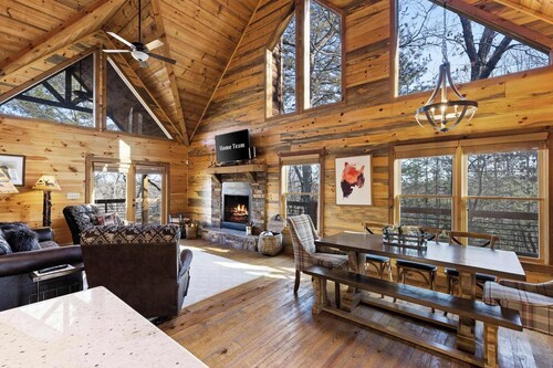 Stunning Views! Sleeps 10 - Hot Tub - 2 Fireplaces