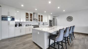 Micro-ondas, fogão, cooktop, lava-louças