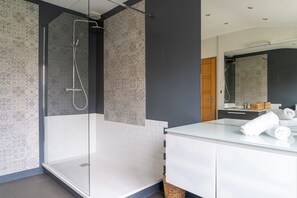 Dusche, Haartrockner, Handtücher, Seife