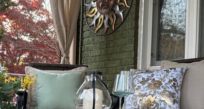 Private Deluxe Studio in trendy neighborhood close to the metro and restaurants.