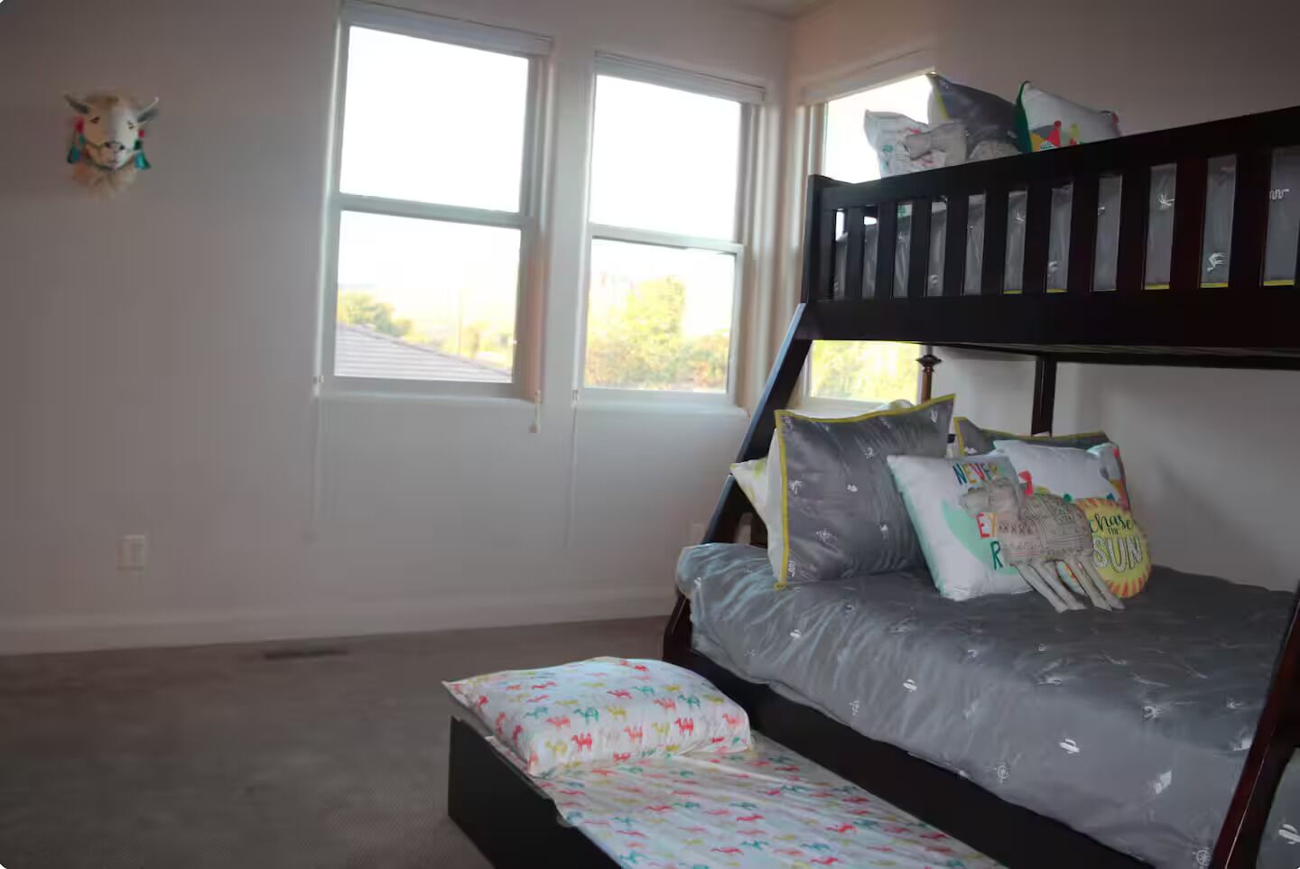 3 habitaciones, escritorio y tabla de planchar con plancha 
