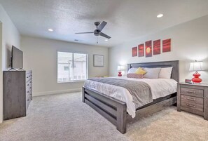 3 bedrooms, iron/ironing board, WiFi, bed sheets - Private Hot Tub & Pool near Zion National Park (Washington)