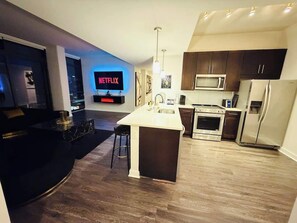 Kjøleskap, mikrobølgeovn, ovn og kokeplater