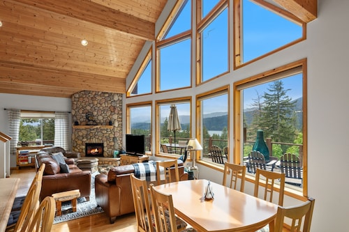 Cle Elum Lake Cabin w/ Hot Tub & Game Room