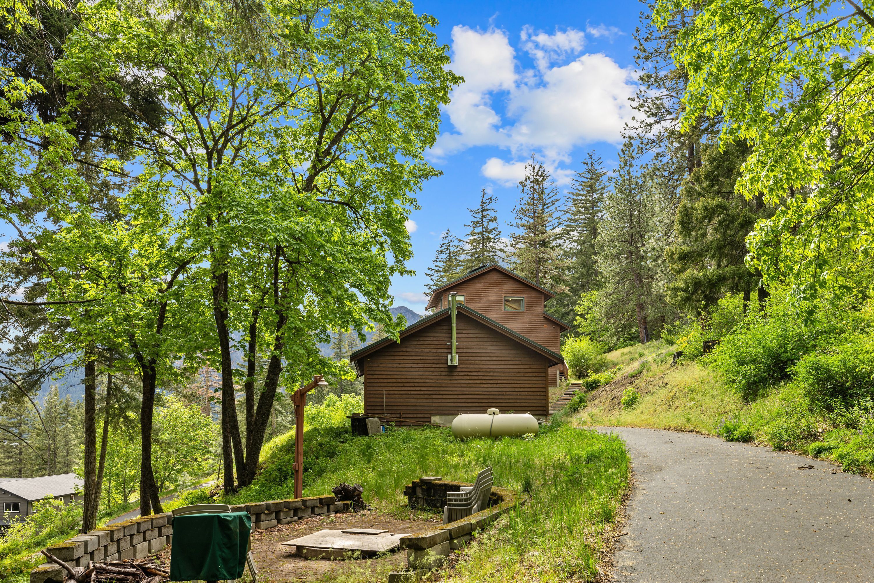 Une cabane avec une façade en bois, un petit porche et un ciel dégagé.