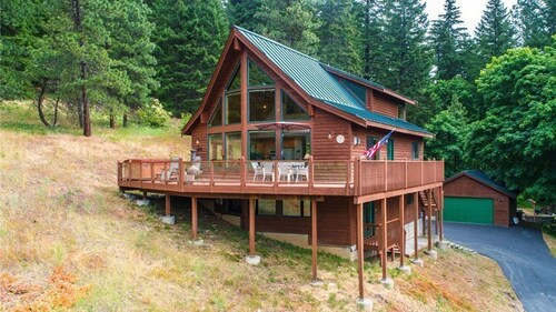 Cle Elum Lake Cabin w/ Hot Tub & Game Room