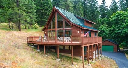 Cle Elum Lake Cabin w/ Hot Tub & Game Room