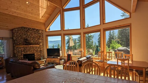 Cle Elum Lake Cabin w/ Hot Tub & Game Room