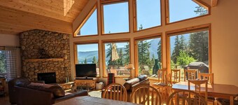 Cle Elum Lake Cabin w/ Hot Tub & Game Room