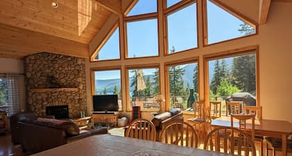 Cle Elum Lake Cabin w/ Hot Tub & Game Room
