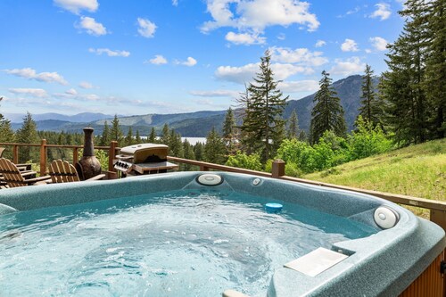 Cle Elum Lake Cabin w/ Hot Tub & Game Room