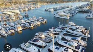 Un puerto deportivo con numerosas embarcaciones amarradas.