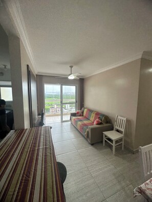 Living area - Cozy between Asturias and Tombo (Guarujá)