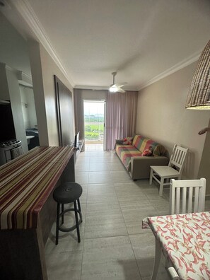 Living area - Cozy between Asturias and Tombo (Guarujá)