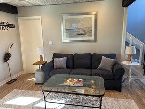 Living area - Cozy 1-bedroom townhome in lovely Prospect with outstanding river view (Prospect)
