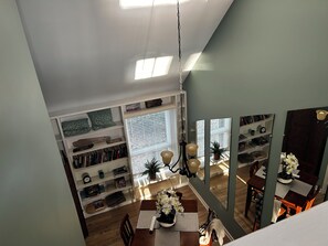 Dining - Cozy 1-bedroom townhome in lovely Prospect with outstanding river view (Prospect)