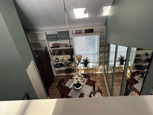 Cozy 1-bedroom townhome in lovely Prospect with outstanding river view