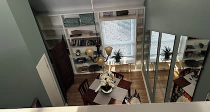 Cozy 1-bedroom townhome in lovely Prospect with outstanding river view