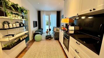 Frigorífico, microondas, horno y placa de cocina