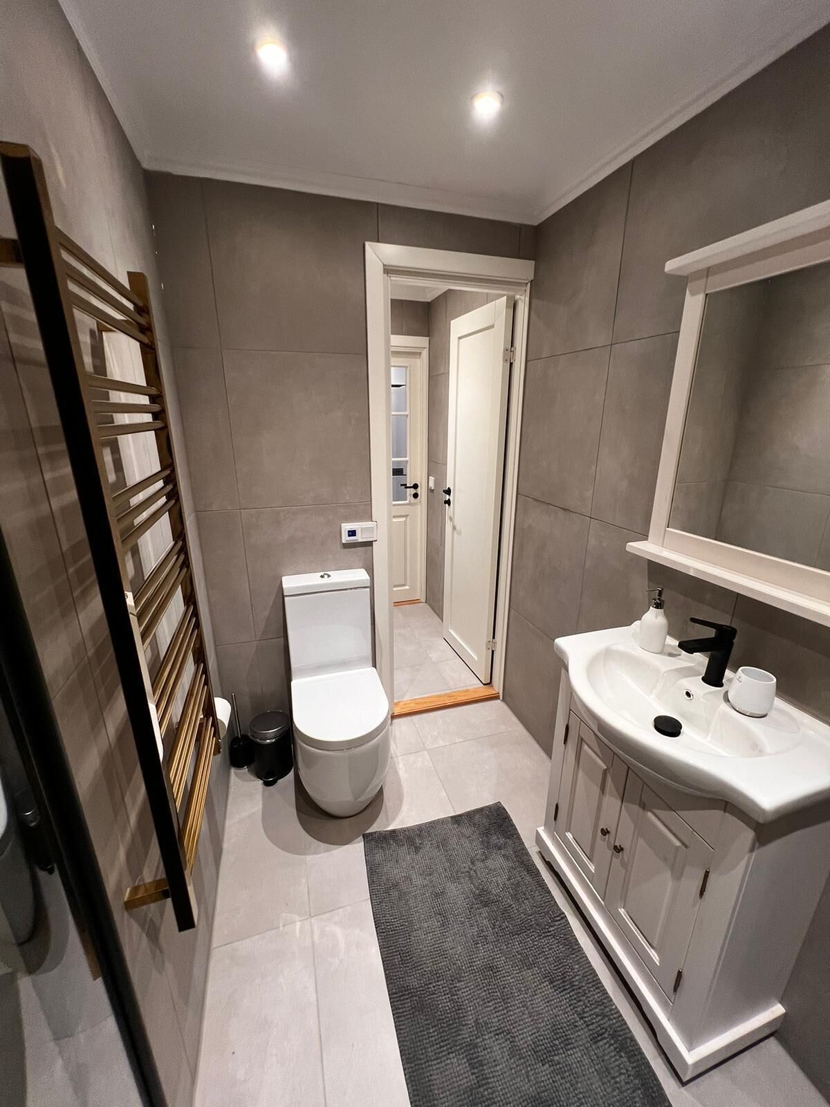 Een douche, een haardroger, handdoeken, zeep