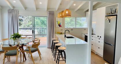 3-bedroom Beach House with Sea Views and Spa Pool