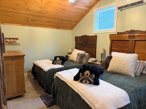 2 bedrooms, iron/ironing board, bed sheets - Creekside Mountain Retreat 2+Acres Near Cashiers/Highlands (Cullowhee)