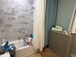 Shower, hair dryer, towels, soap - Creekside Mountain Retreat 2+Acres Near Cashiers/Highlands (Cullowhee)