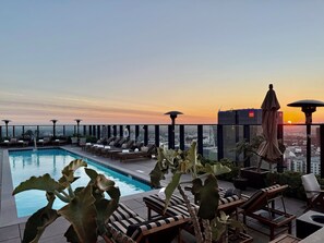 Outdoor pool - Unique & Spacious Hollywood Walk of Fame Penthouse (Los Angeles)