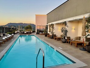 Outdoor pool - Unique & Spacious Hollywood Walk of Fame Penthouse (Los Angeles)