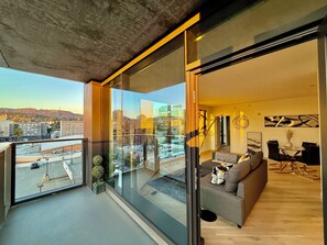 Terrace/patio - Unique & Spacious Hollywood Walk of Fame Penthouse (Los Angeles)