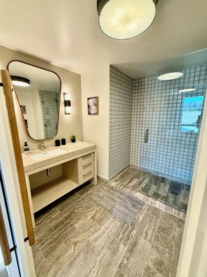 Hair dryer, towels, soap, shampoo - Unique & Spacious Hollywood Walk of Fame Penthouse (Los Angeles)