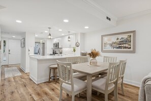 Dining - Lowcountry Luxury,Updated Shipyard Townhouse, Steps to Pool, 8 Min Walk to Beach, Grill, Golf View (Hilton Head Island)