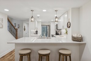 Interior - Lowcountry Luxury,Updated Shipyard Townhouse, Steps to Pool, 8 Min Walk to Beach, Grill, Golf View (Hilton Head Island)