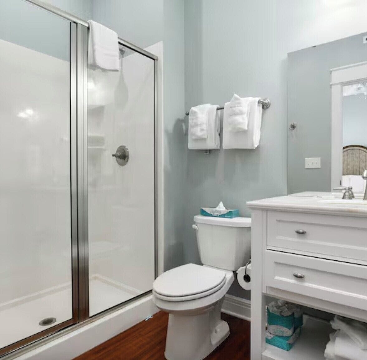 Baignoire à jets, sèche-cheveux, serviettes fournies, savon