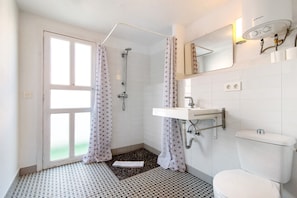 A bathroom with a shower, toilet, sink, and a window. - Tatiana Apartment with Private Terrace (Las Palmas de Gran Canaria)