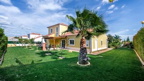 House - Amapola in Quelfes With 4 Bedrooms and 4 Bathrooms (Olhao)
