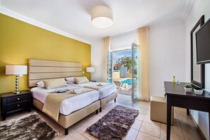 Room - Amapola in Quelfes With 4 Bedrooms and 4 Bathrooms (Olhao)