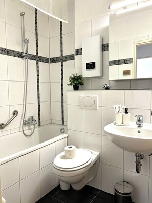 Haartrockner, Handtücher, Seife, Toilettenpapier