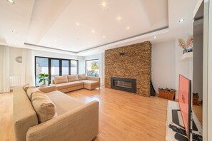 TV - GuestReady - Charming family retreat with pool (Almada)