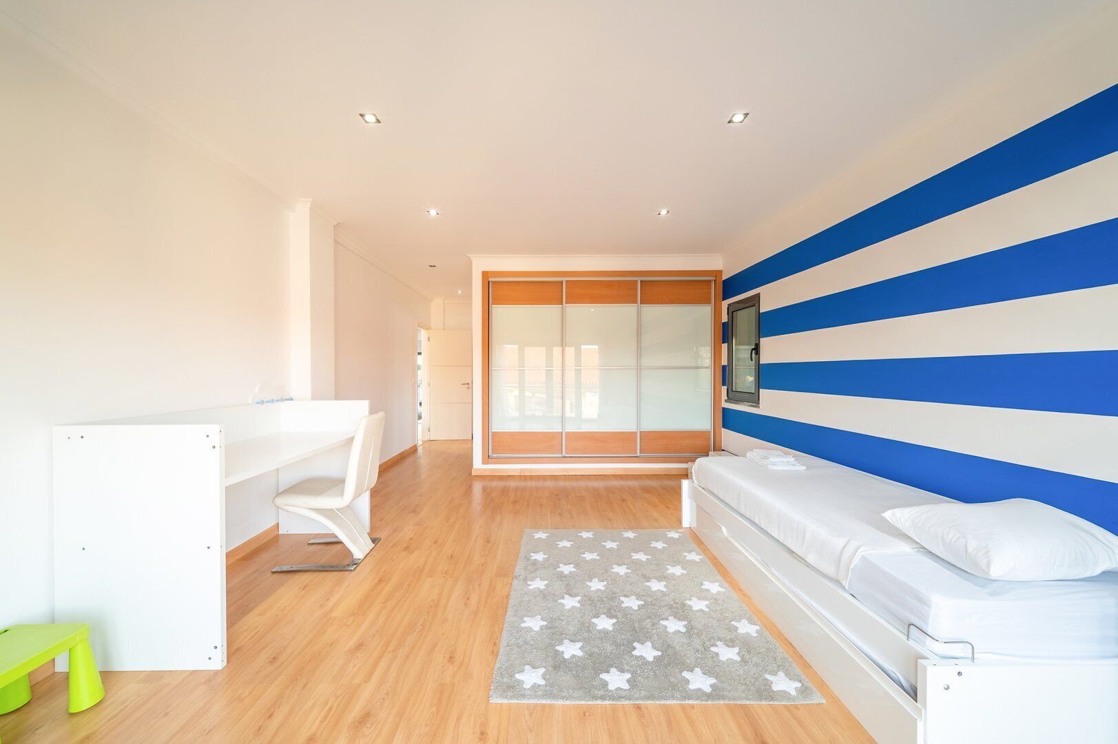 Een bureau, een strijkplank/strijkijzer, internet, beddengoed