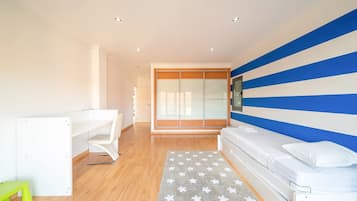 Een bureau, een strijkplank/strijkijzer, internet, beddengoed