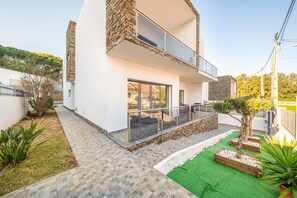 Terrace/patio - GuestReady - Charming family retreat with pool (Almada)