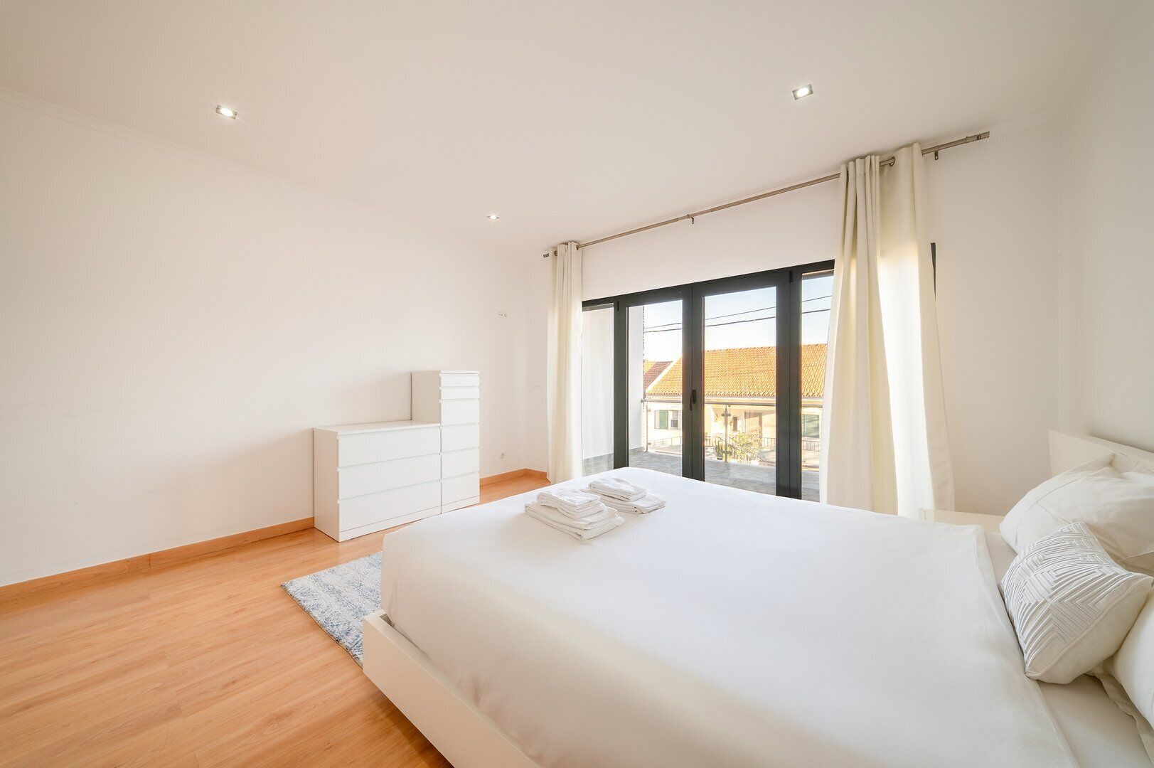 Skrivebord, strygejern/strygebræt, internetforbindelse, sengetøj