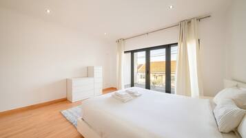 Skrivebord, strygejern/strygebræt, internetforbindelse, sengetøj