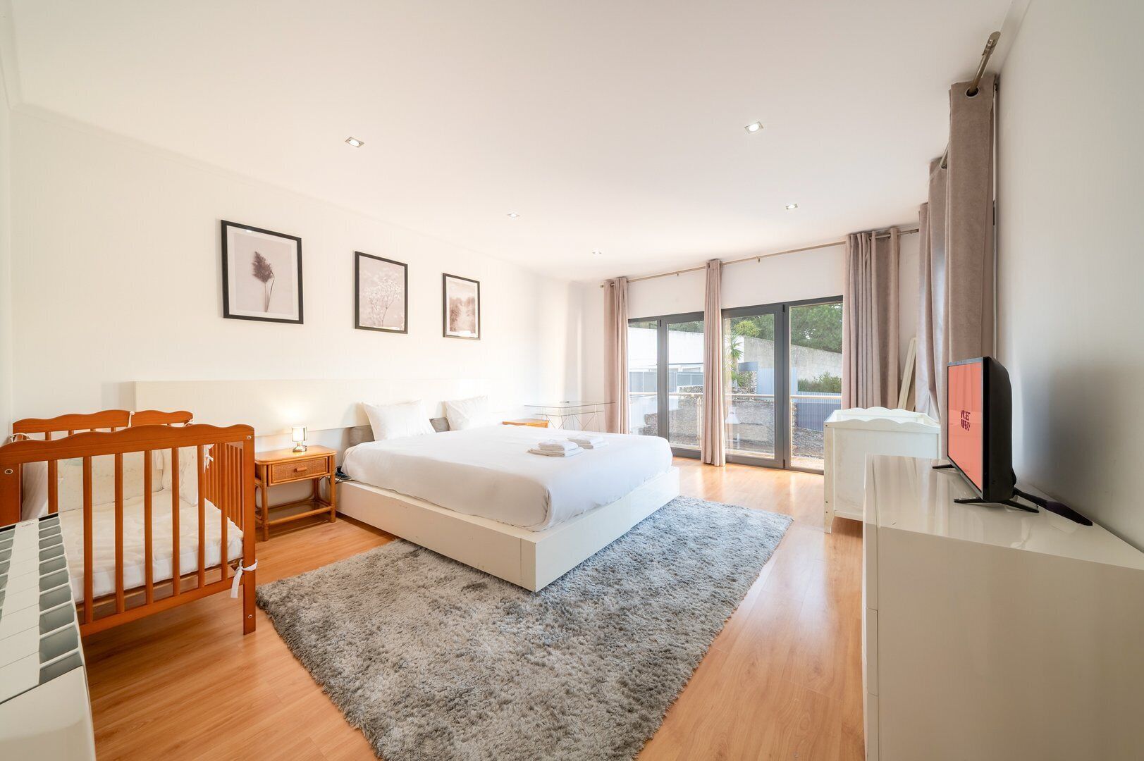 Bureau, fer et planche à repasser, accès Internet, draps fournis