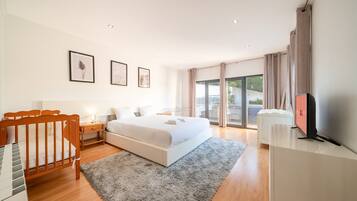 Bureau, fer et planche Ă repasser, accĂšs Internet, draps fournis