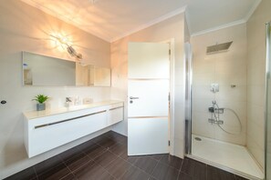 Douche, sèche-cheveux, serviettes fournies