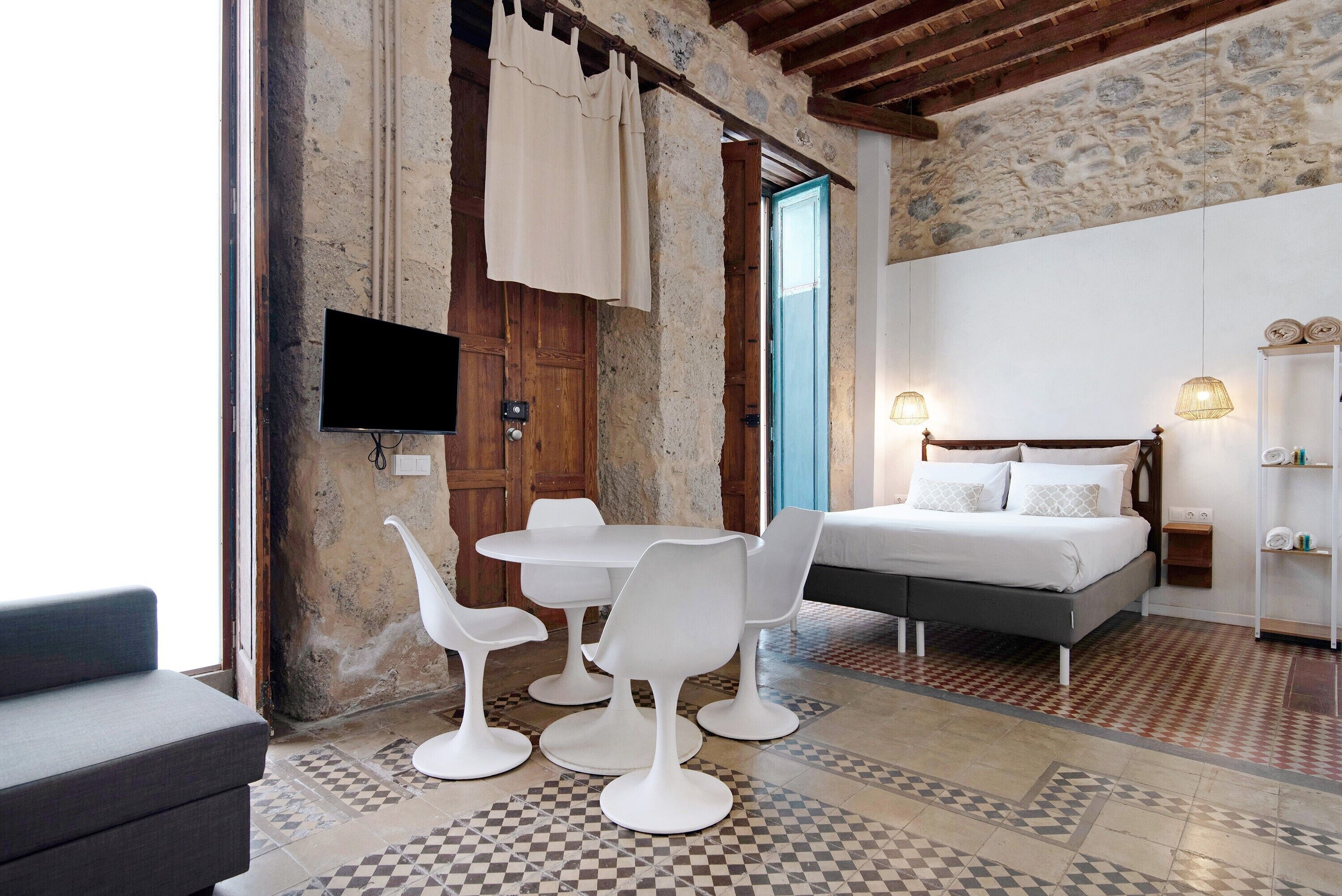 1 habitación, tabla de planchar con plancha, wifi y ropa de cama 