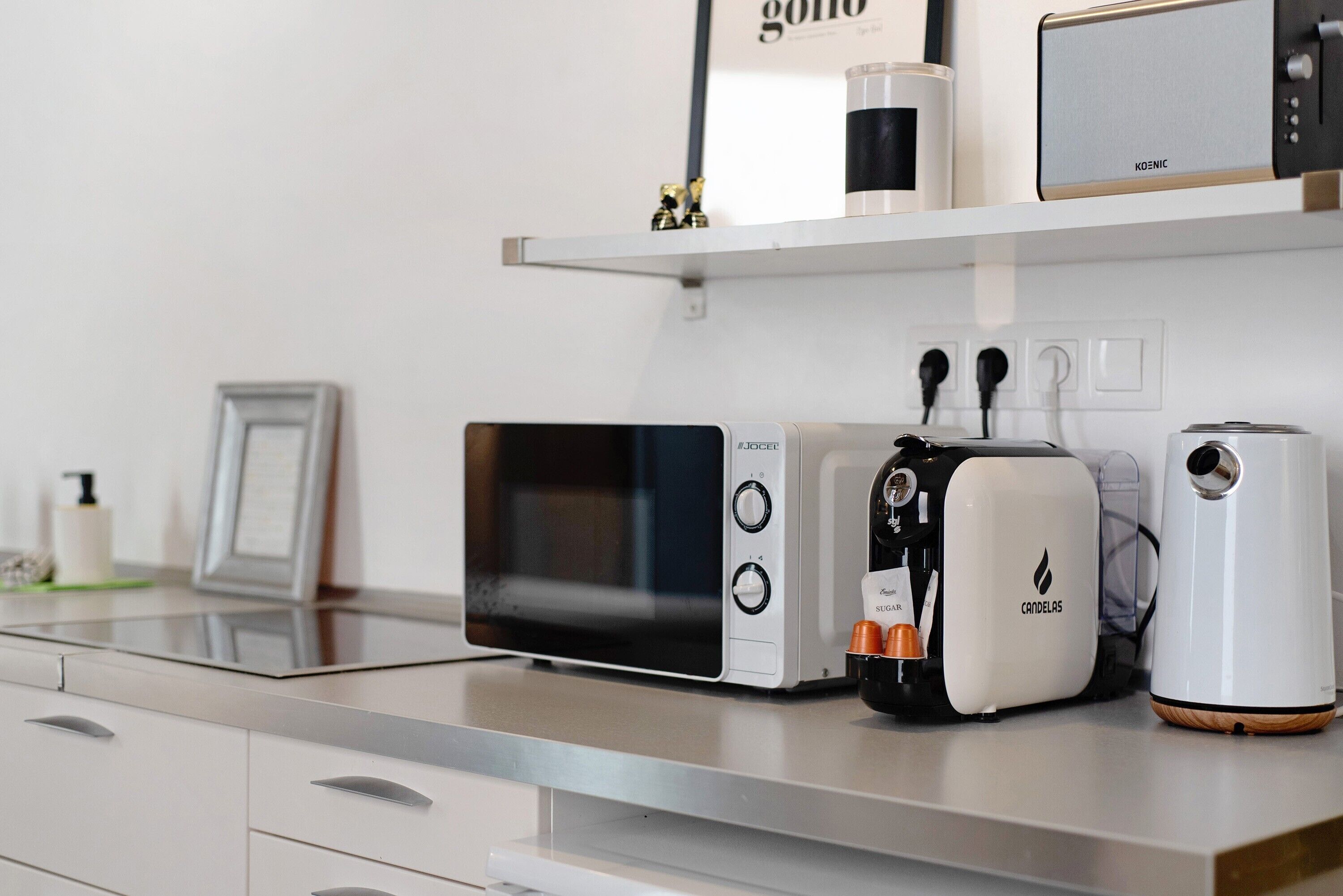 Refrigerador, microondas, parrilla de estufa y cafetera y tetera 