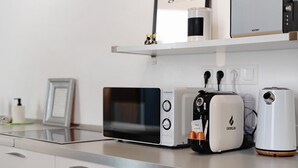 Kaffe-/temaskine, køleskab, mikrobølgeovn, kogeplade